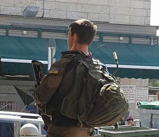 В Сети обсуждают фото израильского солдата с шевроном в виде флага Украины