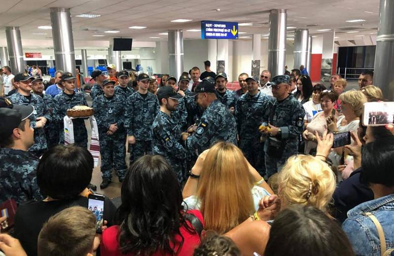 Los marineros que regresan a Ucrania reciben órdenes, rangos y dagas