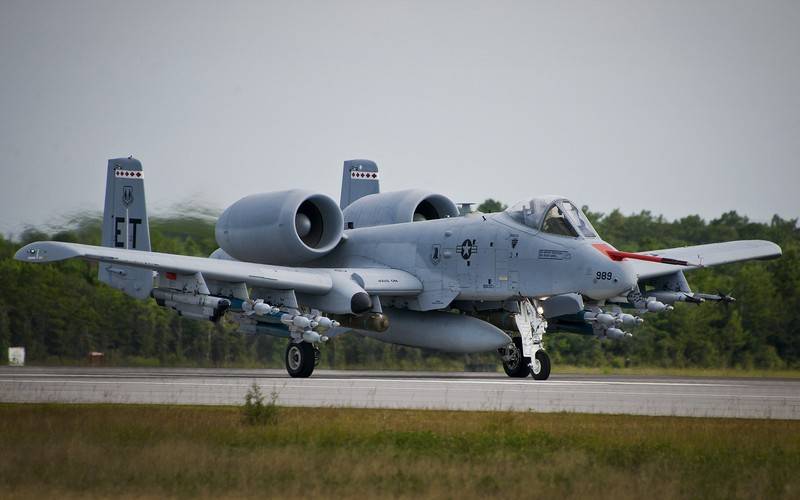 El avión de ataque estadounidense A-10 Thunderbolt II decide rearmarse