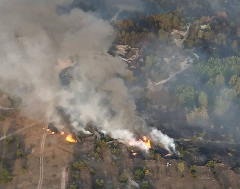 Пожаром охвачена территория военного полигона на Украине