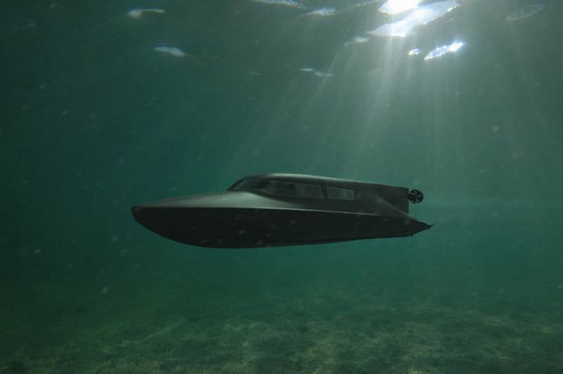 英国では、水面下で航行できるボートを開発しています