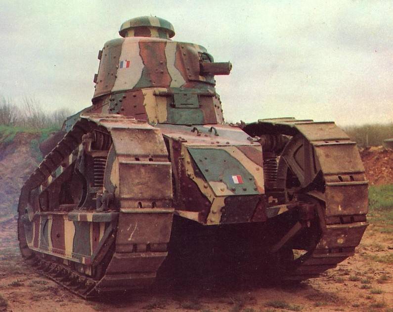 FT-17. Hình ảnh phản chiếu gần xe tăng trong bảo tàng