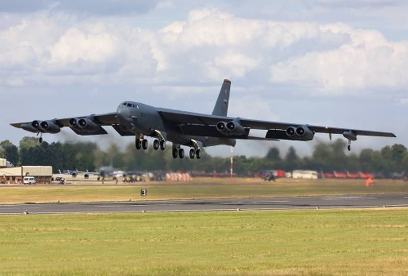 Nos EUA, testou uma nova usina para o bombardeiro B-52