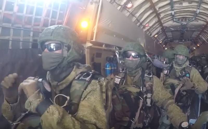 В Сети появилось видео массового десантирования полка ВДВ с техникой