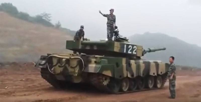 Chinese armored vehicles left without fuel while trying to get out of the surroundings during exercises