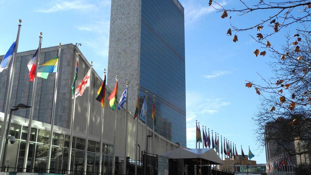 Город штаб квартиры оон. Штаб-квартира ООН В Нью-Йорке. Здание ООН В Нью-Йорке. Здание штаб квартиры ООН. Здание штаб-квартиры ООН В Нью-Йорке.