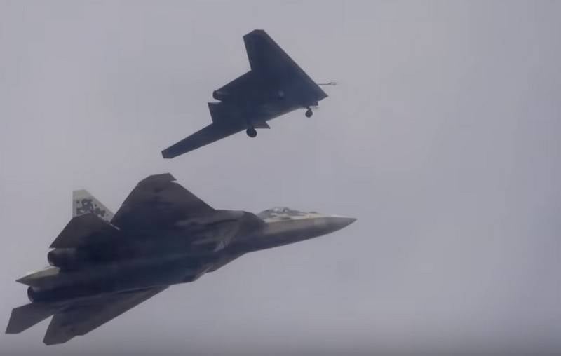 Um vídeo do voo do ataque UAV "Hunter" emparelhado com o Su-57 apareceu na Web