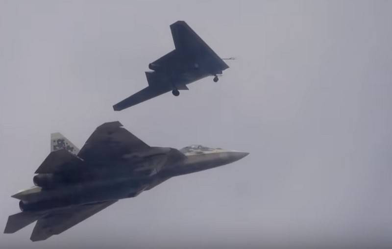 Un video del vuelo del ataque UAV "Hunter" emparejado con el Su-57 apareció en la Web