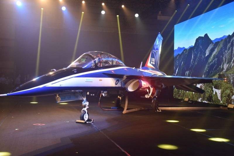 Taiwan showed the first prototype of the combat training aircraft CT-5