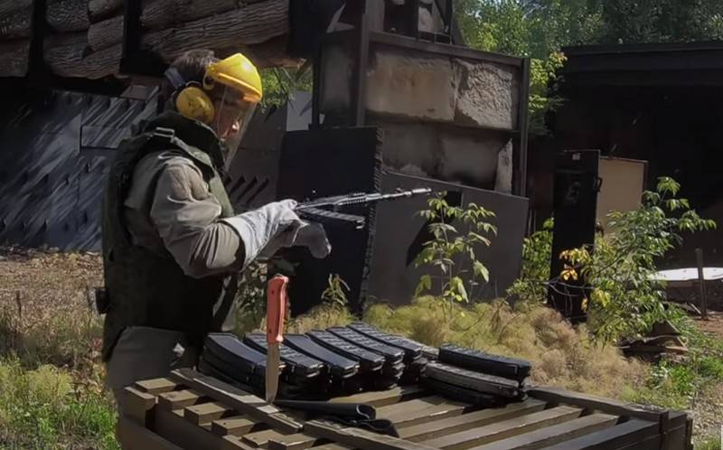 A video of the "extreme test" of the AK-74M Kalashnikov assault rifle appeared on the Web