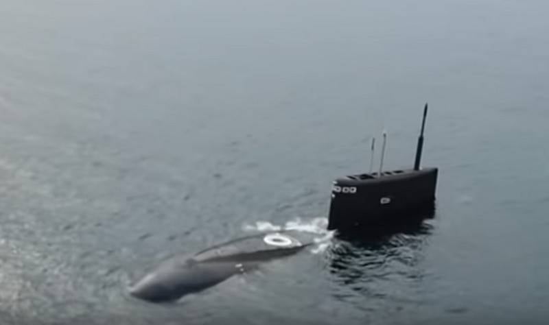 El Ministerio de Defensa mostró el trabajo de la tripulación del submarino Kolpino al bucear.