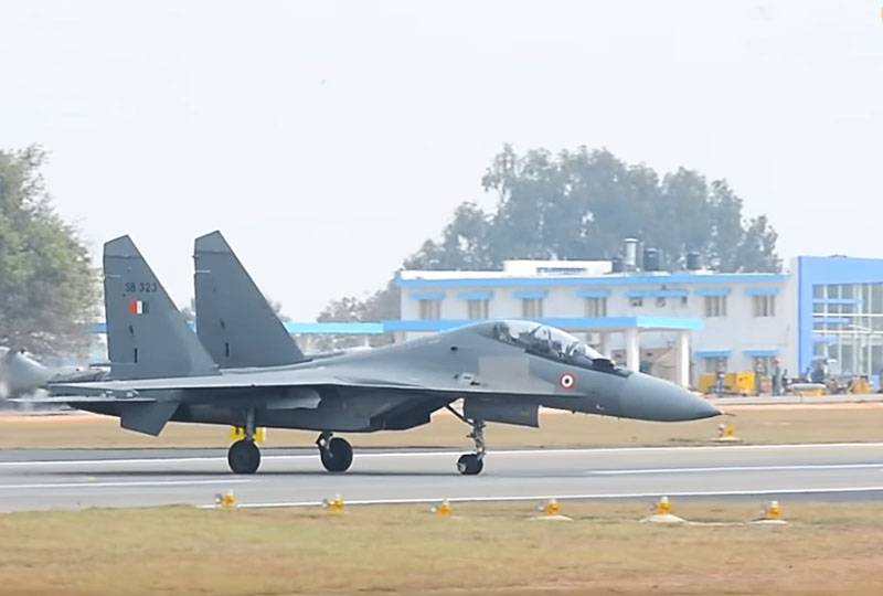 Su-30MKI tarafından gerçekleştirilen "Vertical Charlie" figürü Hindistan’da övgüler aldı.