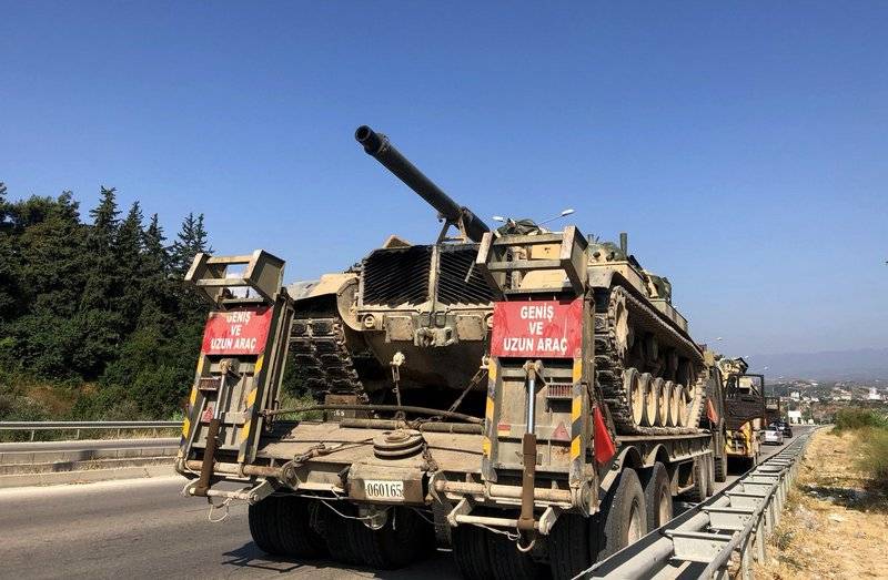 Η Τουρκία σηκώνει τεθωρακισμένα οχήματα στα σύνορα με τη Συρία