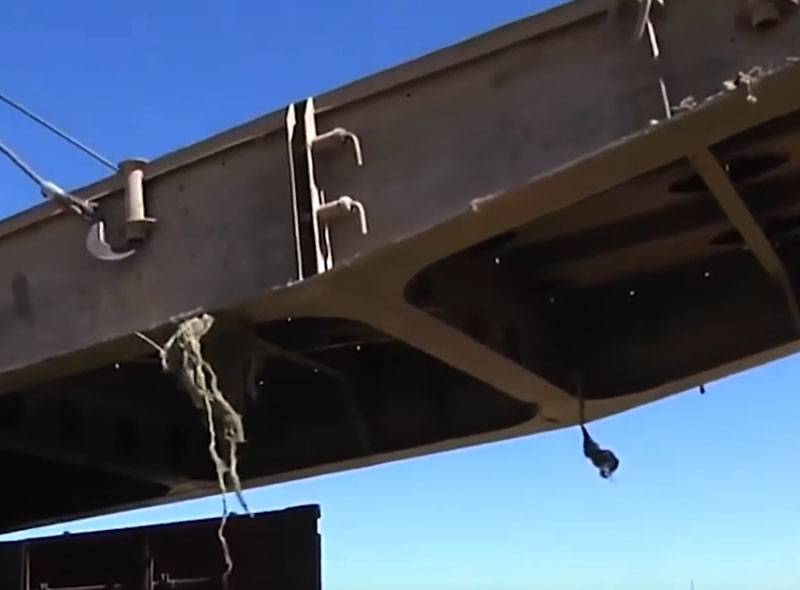 Supuestamente socavado por militantes de un puente sobre el Éufrates en Siria