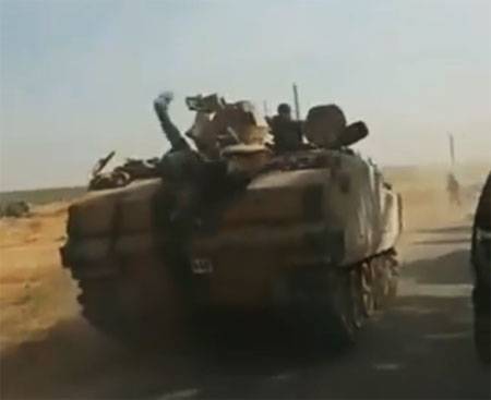 突然の減速：FSA過激派がトルコのACV-15装甲車両から転落する様子が映し出される