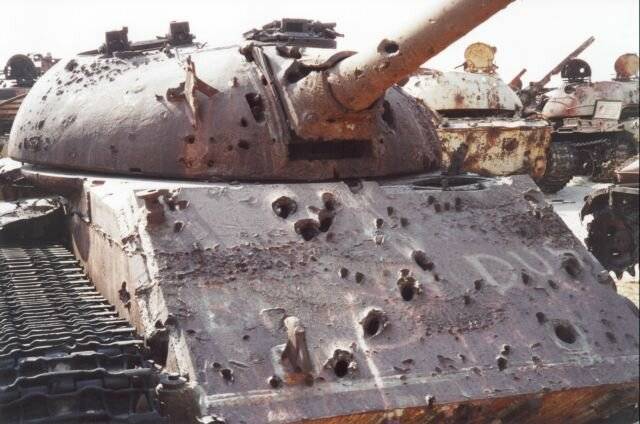 Танки пробитие брони. Турецкие "леопард 2а4" подбитый. Подбитый т-80. Т-55 подбитый. Т55 танк подбитый.