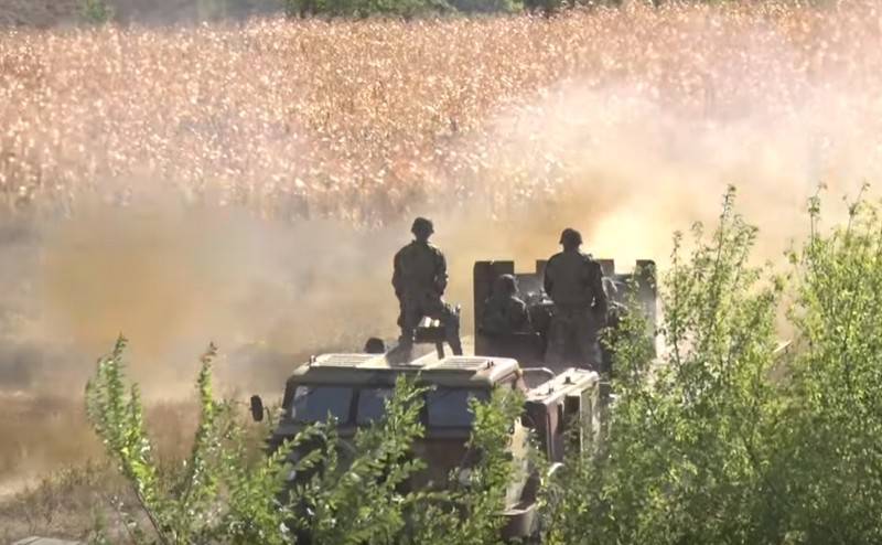En los ejercicios del ejército de Moldavia mostró la "trilla infernal" en el chasis del tractor del MLRS