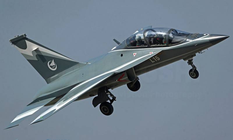 In China präsentierte ein neues Kampftrainingsflugzeug L-15B