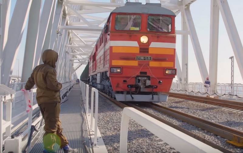 À Kiev, menacé de réagir à l’ouverture du trafic ferroviaire sur le pont de Crimée