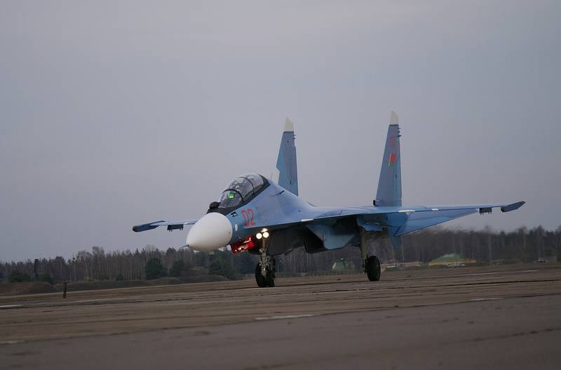 Valko-Venäjän ilmavoimien Su-30SM varustettu ranskalaisella Thales HUD 3022 HUD:lla