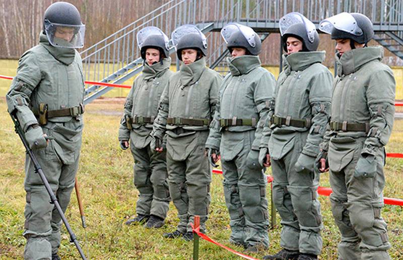 Sapadores do Distrito Militar do Sudeste receberam roupas de proteção ORV-2 "Falcon"