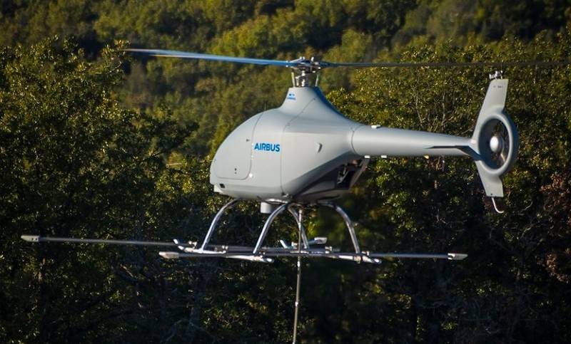 Na França, os testes de vôo de um drone do tipo helicóptero VSR700