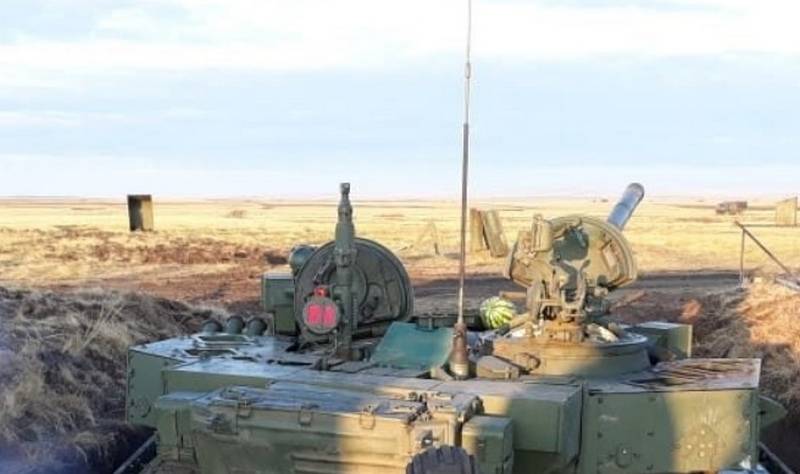 Una instantánea de las pruebas de tanques T-72B3 con el Arena-M KAZ instalado apareció en la Web