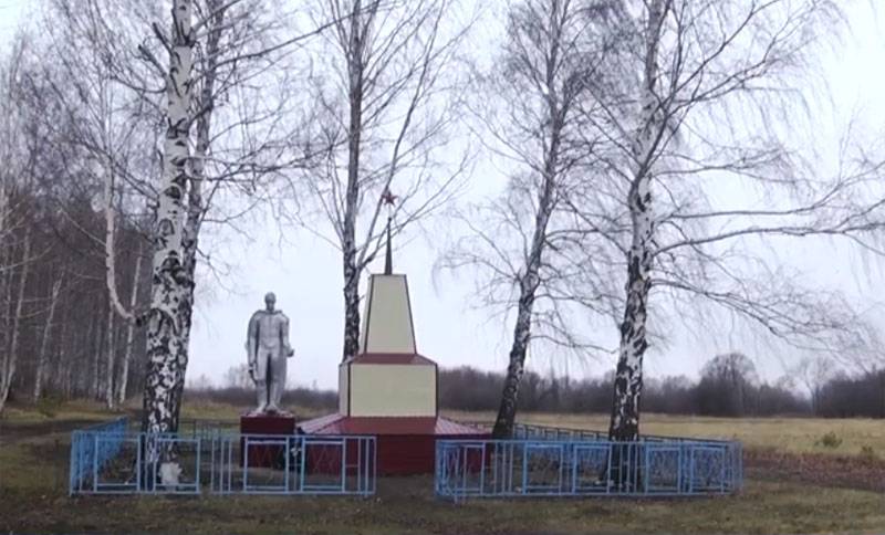 Il capo di un insediamento rurale a Mordovia inguainò un monumento per schierarsi nella seconda guerra mondiale