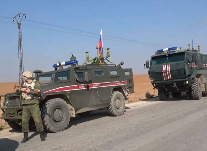 Los kurdos usan niños para arrojar piedras a la policía militar de la Federación de Rusia gritando "Erdogan fascista"