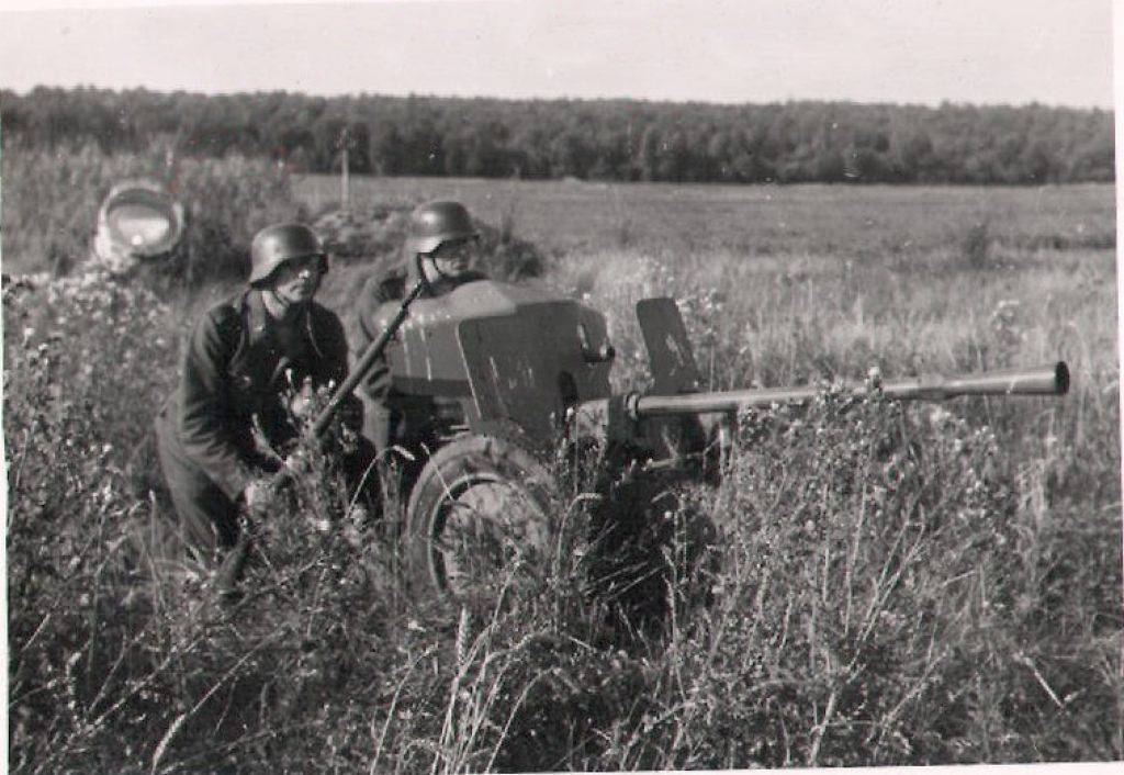 Char français et camion Wehrmacht Belgique 40 WW2 