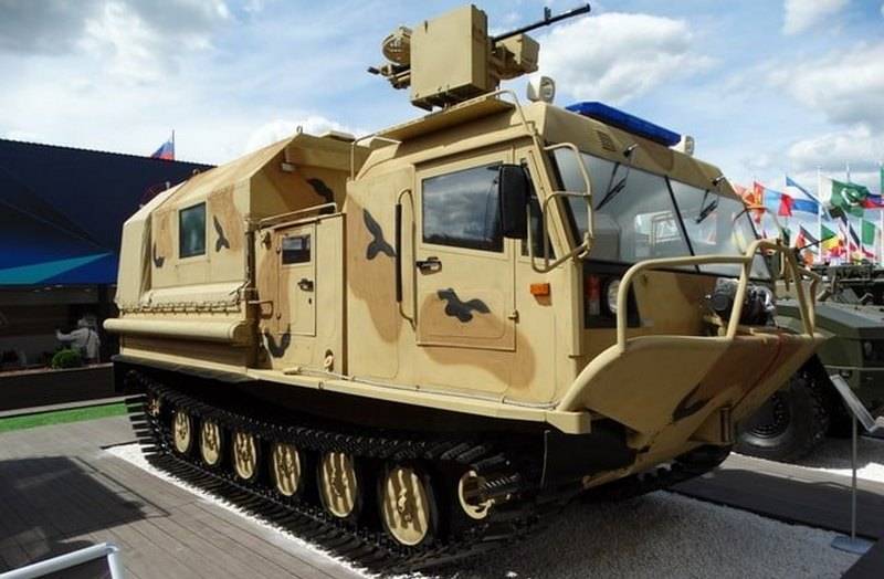 Russische Grenzschutzbeamte für den Test eines Prototyps eines Geländewagens TM-140 erhalten