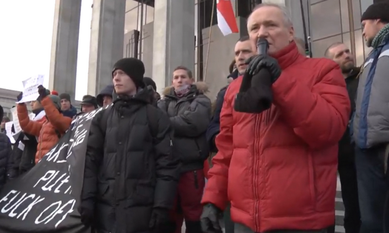 Protesto contra a integração com a Rússia: oposicionistas em Minsk rasgam retratos de Putin