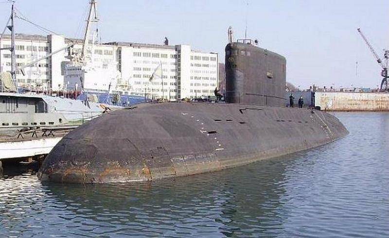 Em Nakhodka, um submarino afundou parcialmente enquanto era rebocado para descarte