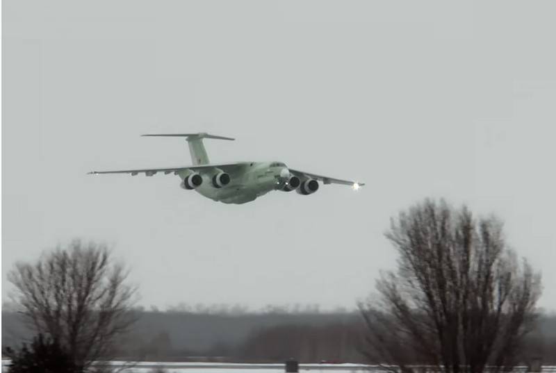 现代化的油轮Il-78-2紧急降落在茹科夫斯基