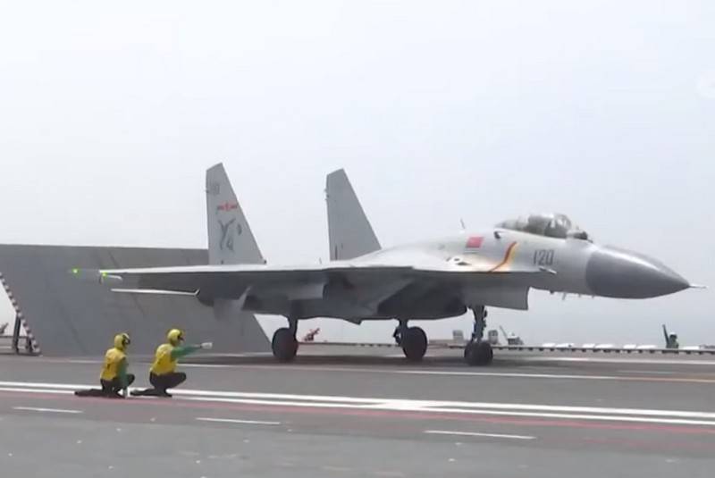 China zeigte Flüge von J-15-Jägern vom Deck des neuen Flugzeugträgers Shandong