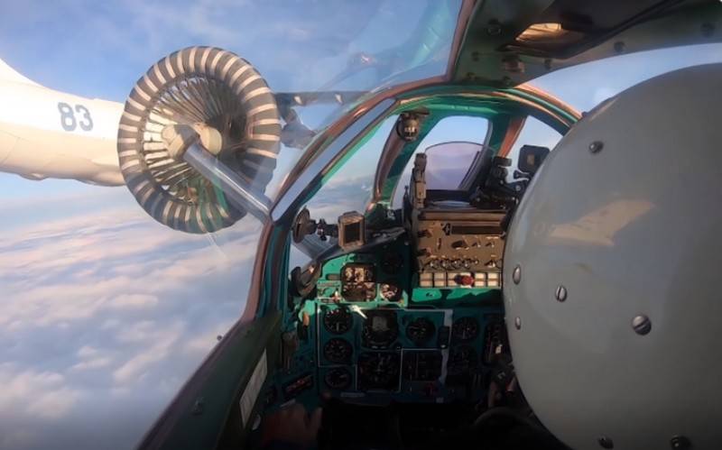 Refueling Su-34 and MiG-31 showed from the cockpit