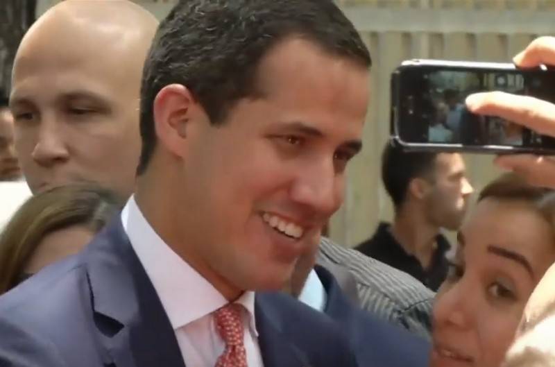 El líder de la oposición venezolana, Juan Guaidó, regresa al presidente del Parlamento