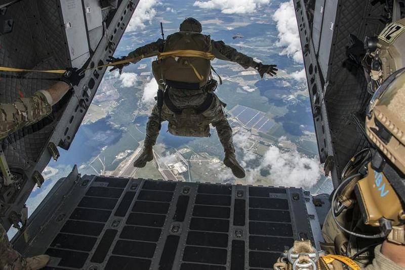 US MTR busca nuevo paracaídas para saltar desde grandes altitudes