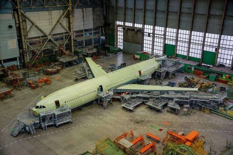 O primeiro protótipo de vôo IL-96-400M foi entregue à oficina de montagem final