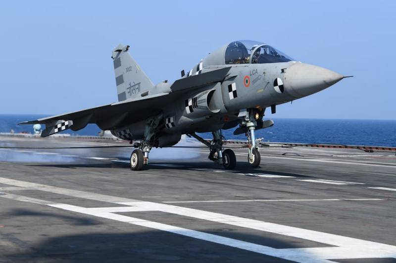 भारतीय नौसेना तेजस वाहक आधारित लड़ाकू विमान ने पहली बार एक विमानवाहक पोत के डेक से उड़ान भरी