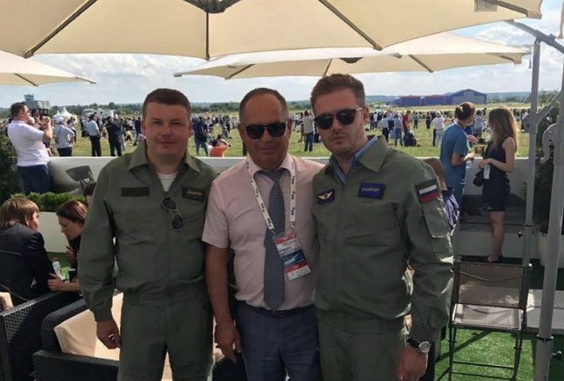 En Ucrania, el director de la planta de aviones fue despedido por la foto en forma de piloto de las Fuerzas Aeroespaciales Rusas.