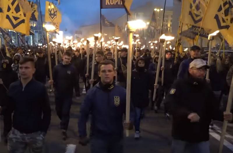 Kiew fordert von London eine Entschuldigung für die Anerkennung des Dreizacks als Symbol des Extremismus