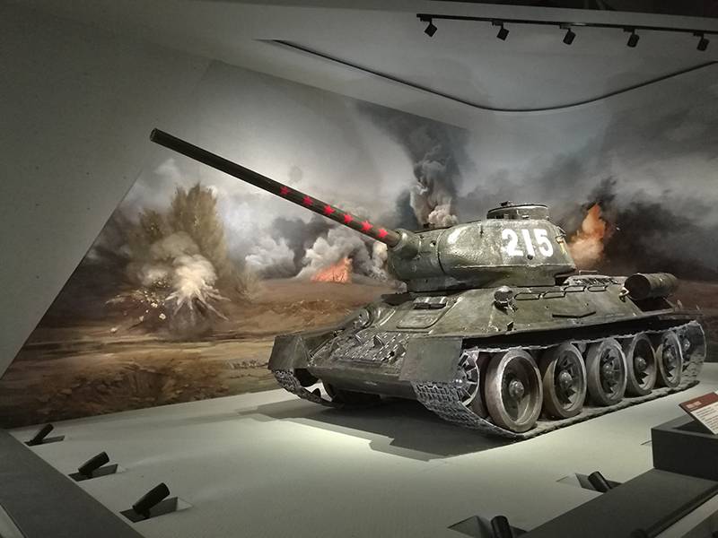 चीनी क्रांति के सैन्य संग्रहालय में चीनी बख्तरबंद वाहनों का संग्रह