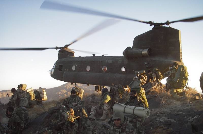 Die USA beliefern Afghanistan mit dem amerikanischen Chinook CH-47 anstelle des russischen Mi-17V-5