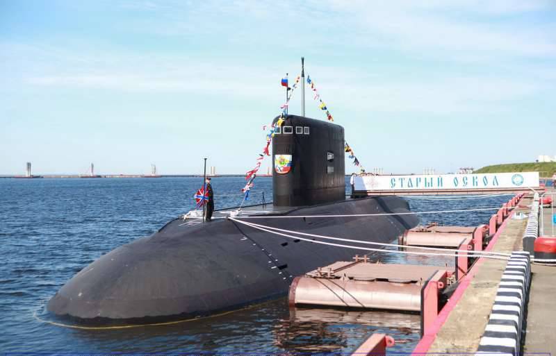 Mustanmeren laivaston dieselsähköinen sukellusvene "Stary Oskol" nousi määräaikaiskorjaukseen Kronstadtissa