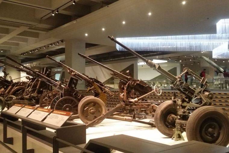 Artillería antiaérea en exhibición en el Museo Militar de la Revolución China