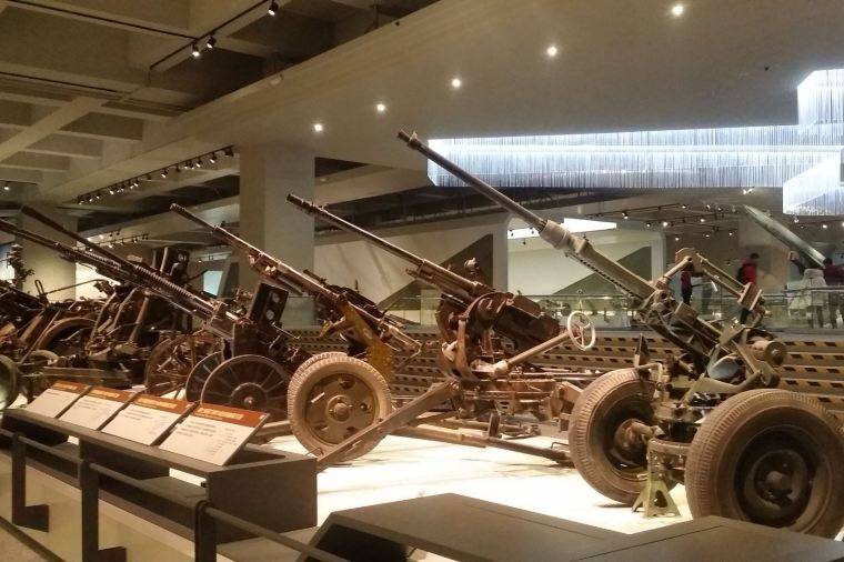 Flugabwehrartillerie im Militärmuseum der Chinesischen Revolution ausgestellt