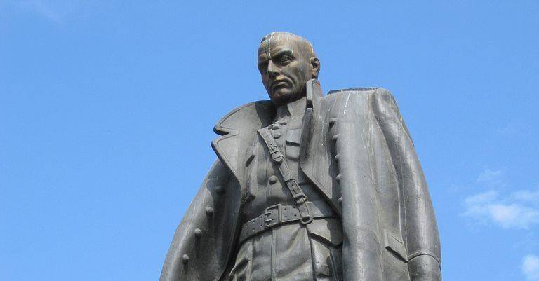 Почему агента Запада Колчака превращают в героя и мученика России