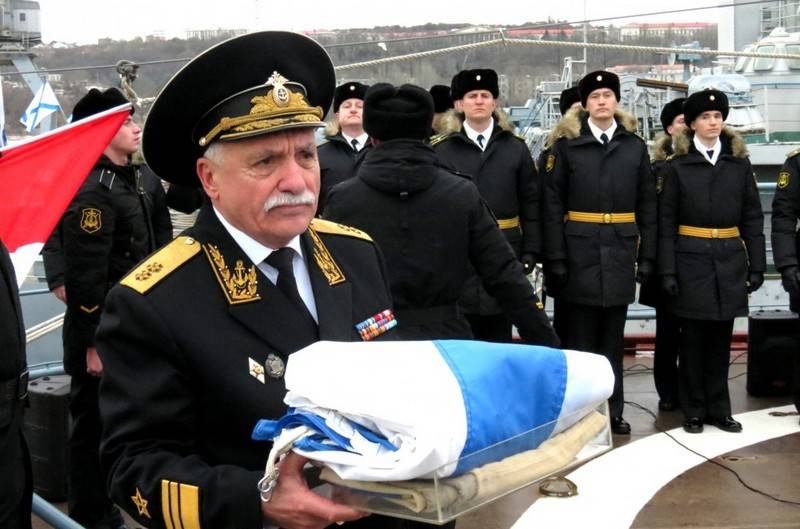 Le drapeau de la Marine est abaissé au niveau du conseil d'administration de Kerch de la flotte de la mer Noire