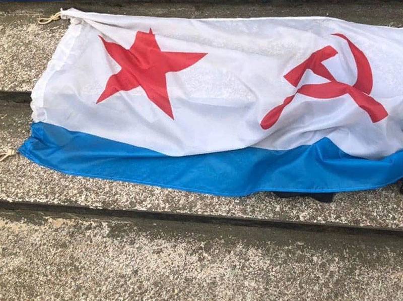 In Odessa, February 23, police detained men who unfurled the flag of the Soviet Navy